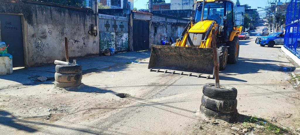 PMs retiram 10 toneladas de barricadas em comunidade de São João de Meriti